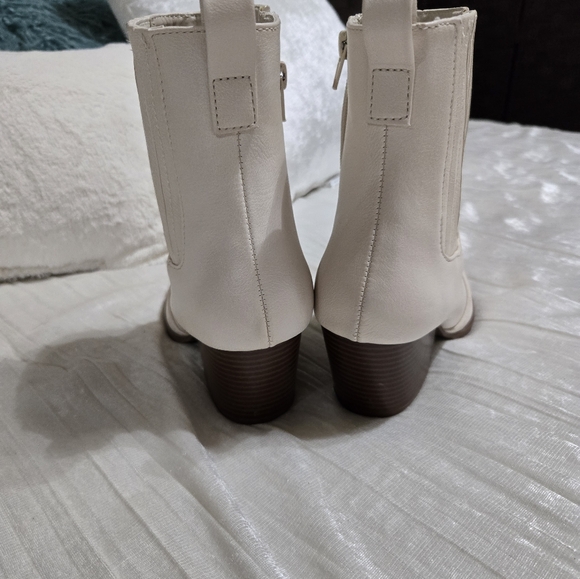 Elegant Cream Ankle Boots By Cupid Size 8 EUC Worn Once! - Picture 3 of 6